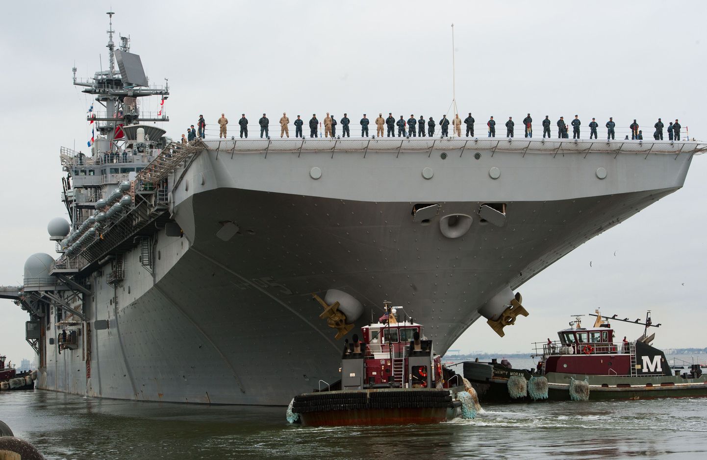 Väidetavalt Süüria ranniku lähedale paigutatud dessantlaev USS Bataan märtsis Norfolki mereväebaasis Virginias.