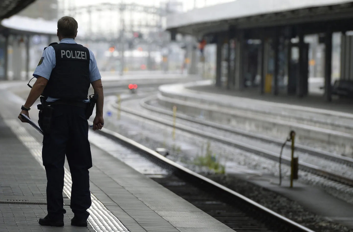 Saksa politseinik Müncheni rongijaamas.