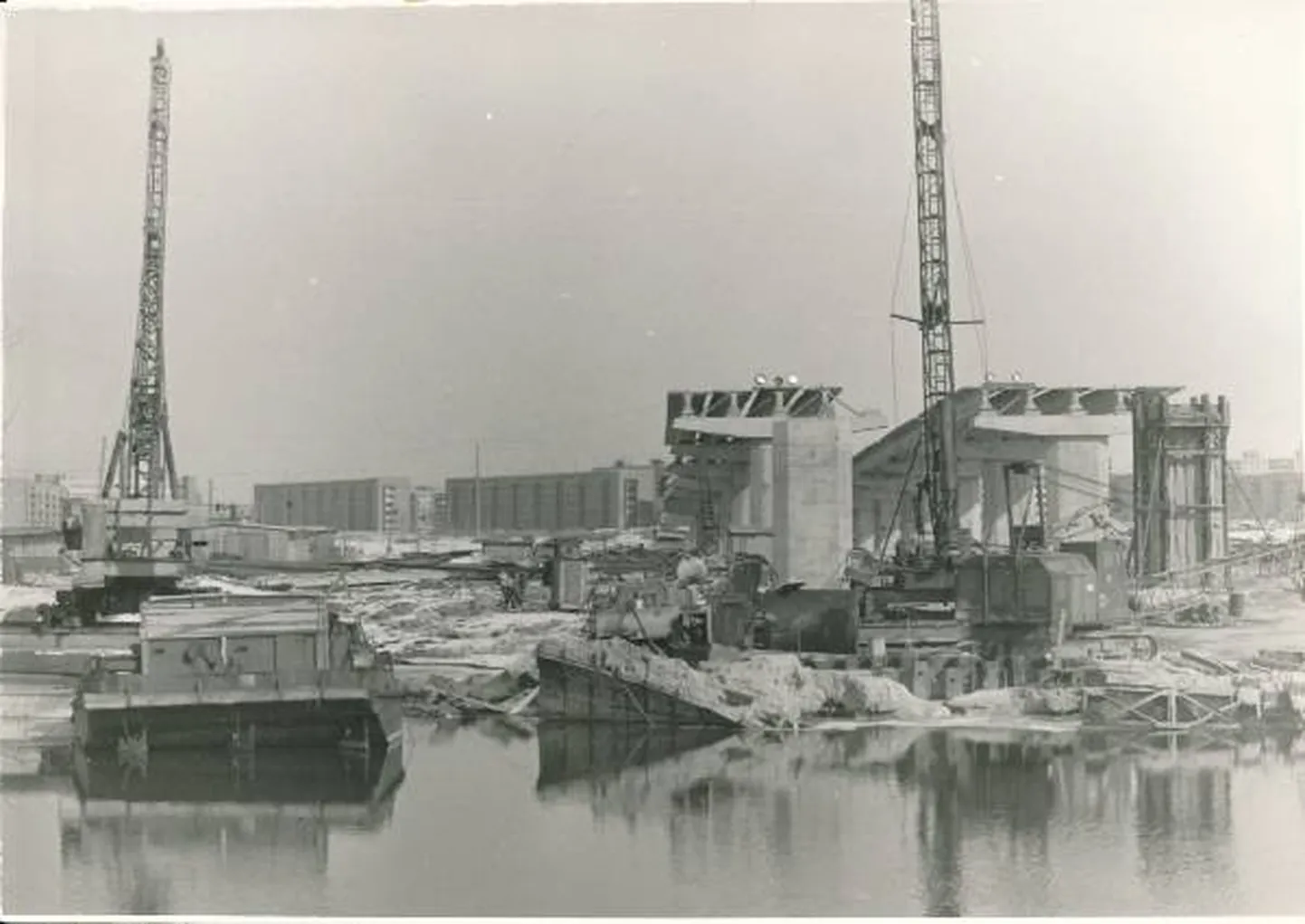 Sõpruse silla ehitamine käis septembrist 1977 detsembrini 1981.