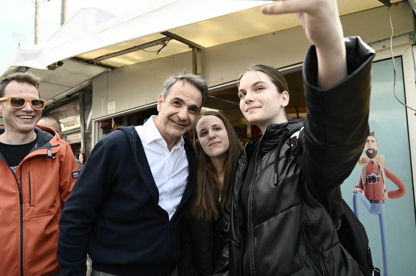 Kreeka peaminister, paremkonservatiivse erakonna Uus Demokraatia juht Kyriákos Mitsotákis poseerib koos kohalike elanikega riigi idaosas Évrose piirkonnas Didymoteichos, kus ta kampaaniaüritusel allkirjastas ka otsuse tara laiendamiseks piiril Türgiga. 