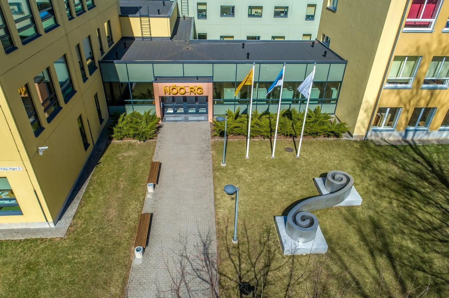 Eesrindlikud maagümnaasiumid pole Eestist veel otsa lõppenud. Droonifoto Nõo reaalgümnaasiumi peauksest.