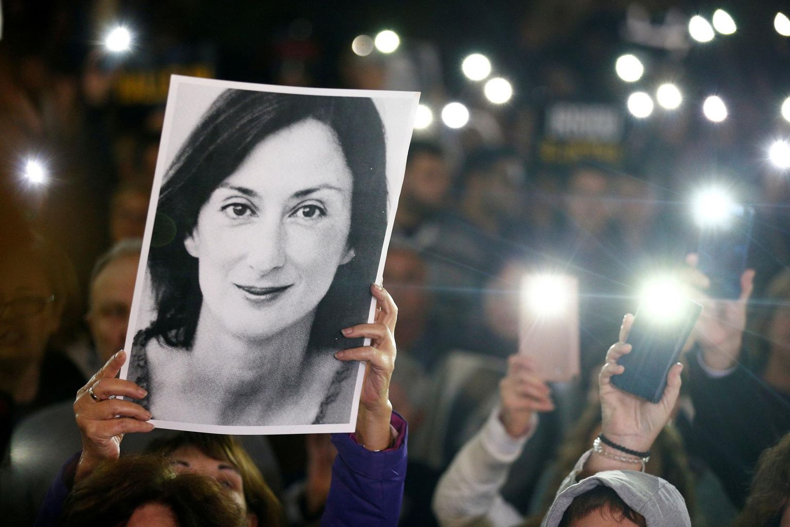 Tapetud ajakirjaniku Daphne Caruana Galizia pildiga meeleavaldajad 2019. aasta sügisel Vallettas nõudmas toonase peaministri Joseph Muscati tagasiastumist. 