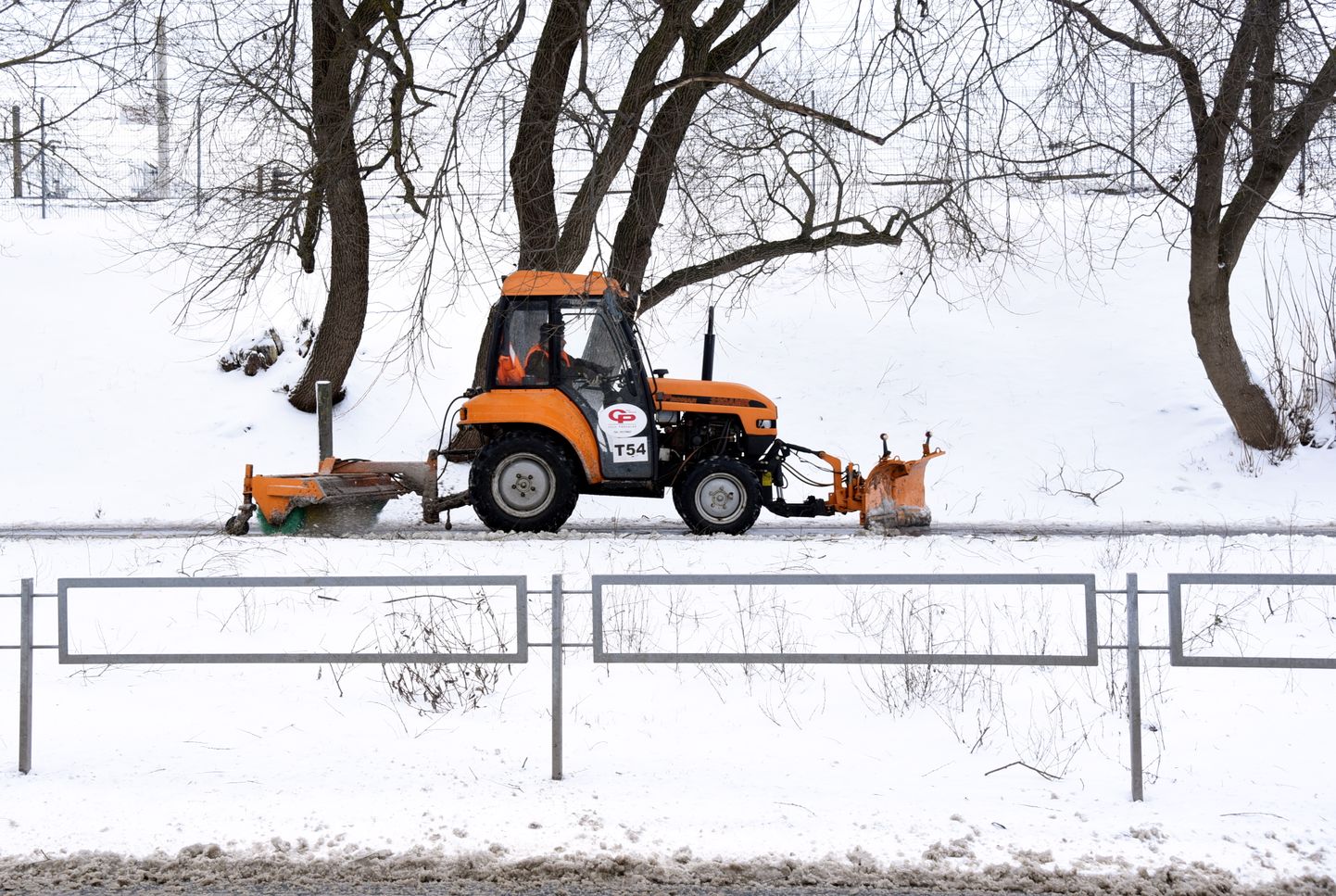 Traktors tīra sniegu. Ilustratīvs foto