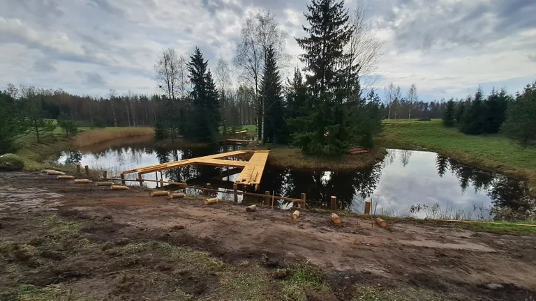 Seto Odüsseiat mängitakse kahel saarel, sildadel ja osaliselt ka tiigiveel.