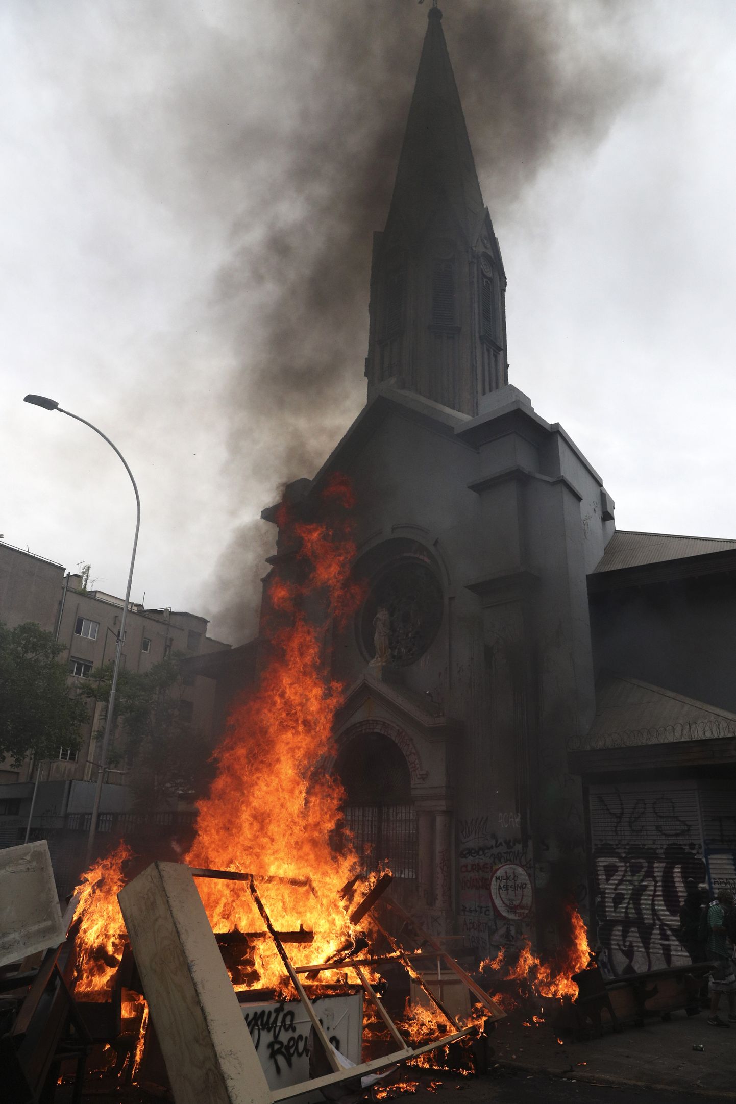 Demonstranti Čīlē aizdedzina universitāti un izlaupa baznīcu
