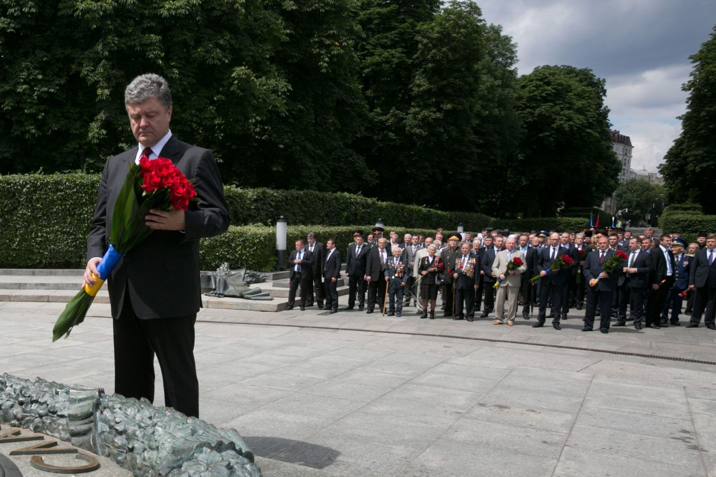 Ukraina president Petro Porošenko viis eile lilli tundmatu sõduri hauale Kiievis.