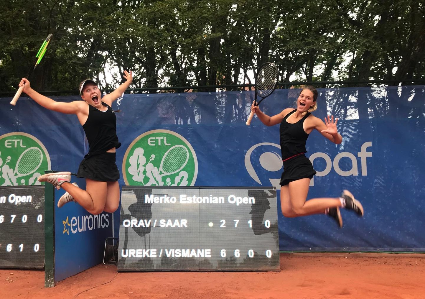 Saara Orav (vasakul) ja Katriin Saar jõudsid Pärnus peetaval tenniseturniiril paarismängu finaali.