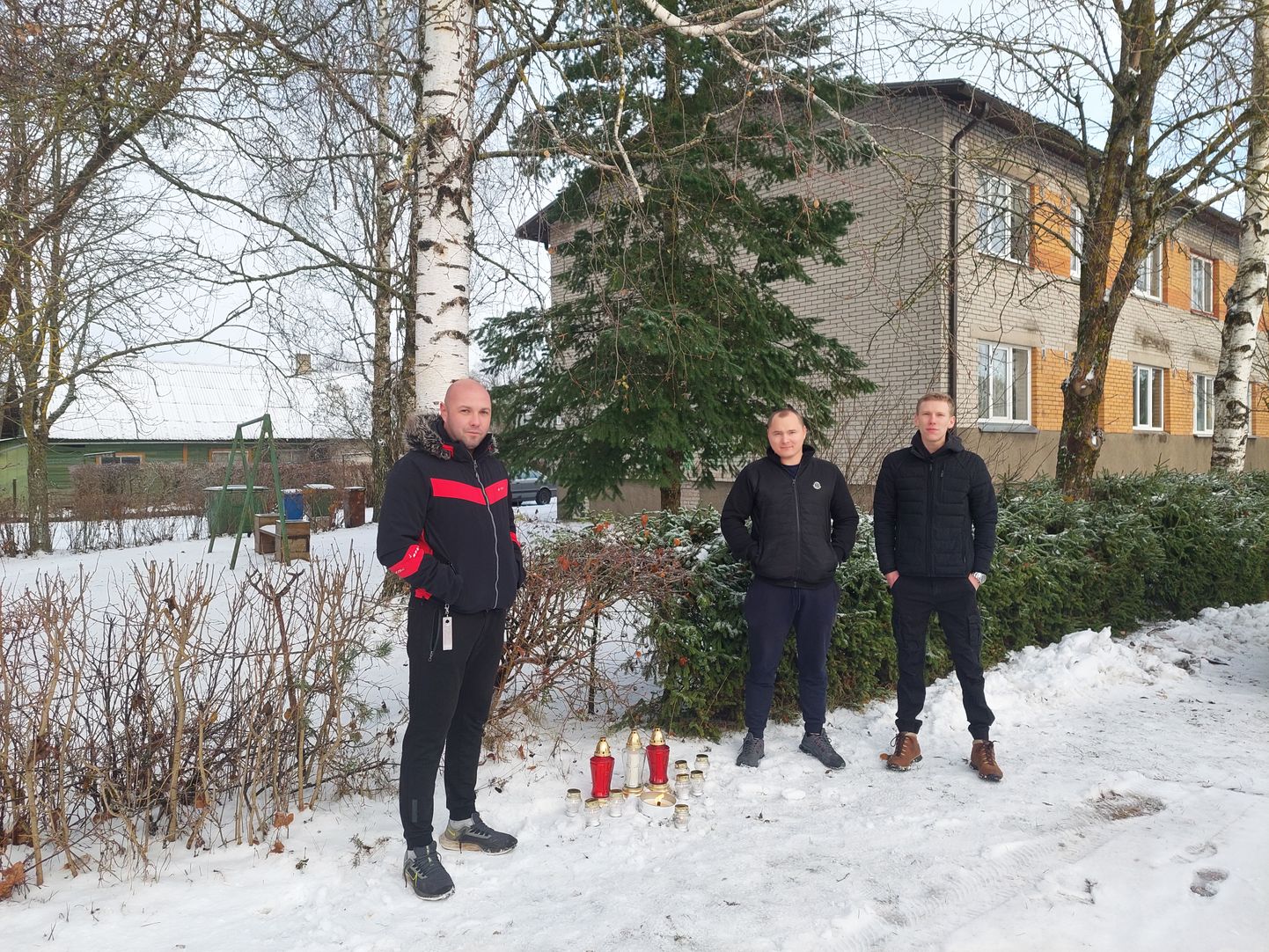 Jõgeval neljapäeva õhtul tapetud 21-aastase Helari sõbrad Gunnar Abel (vasakult), Kert Küüsmaa ja Eigar Vilt süütasid täna sõbra mälestuseks küünlad.