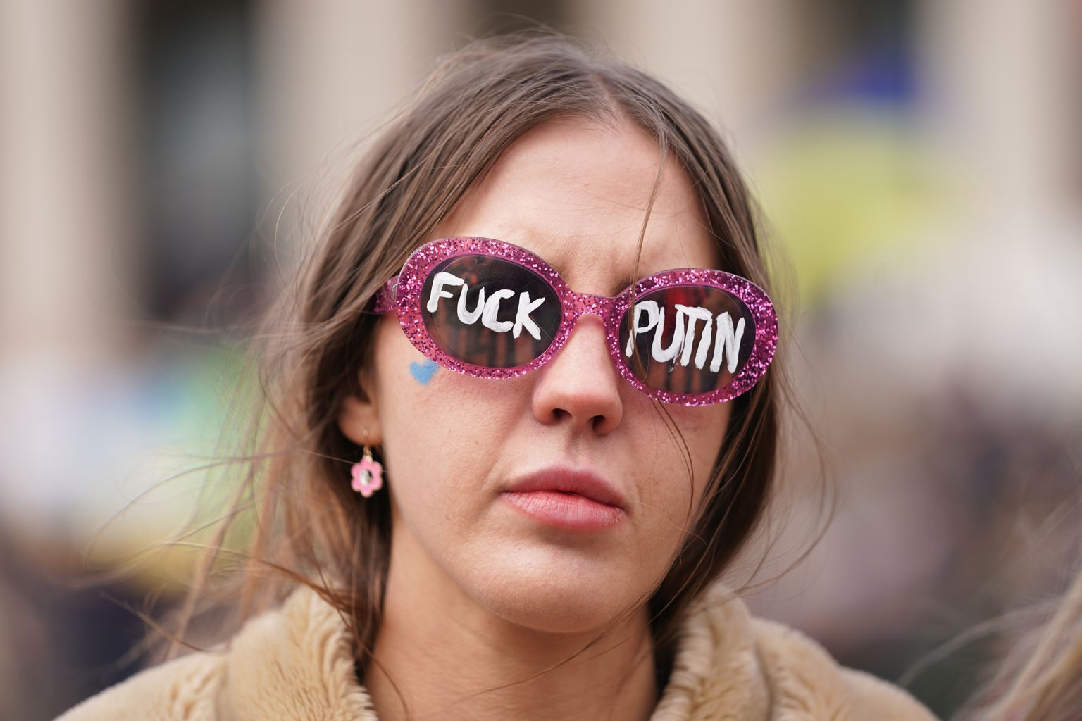 Девушка в очках с надписью на английском языке, которая на русский язык может быть перведена как «трахни Путина», участвует в протесте против российскго вторжения в Украину, Лондон, 6 марта 2022 года.