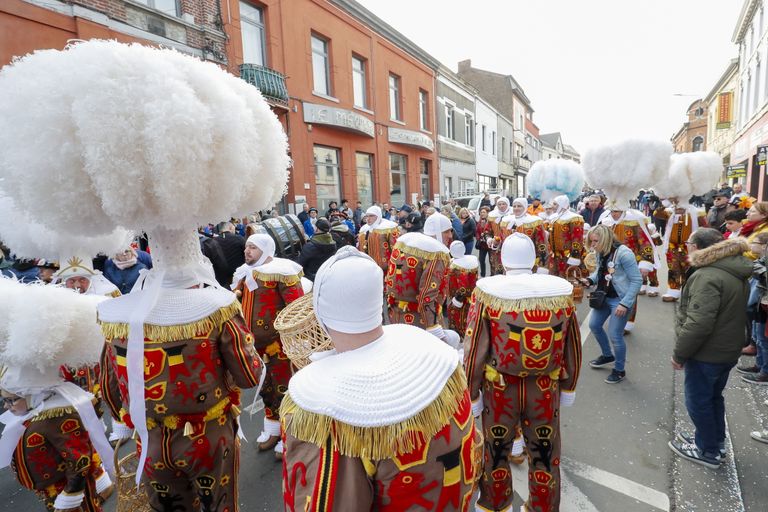 Karnevalil osalejad kannavad värvikirevaid kostüüme. Strepy Bracquegnies, Belgia, 20. märts 2022.