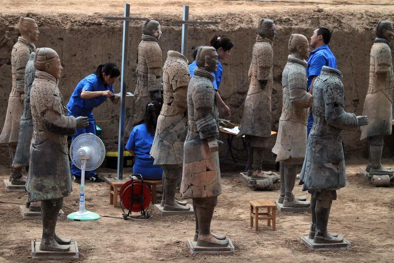 Hiina arheoloogid uurimas ja konserveerimas terrakotasõdalasi
