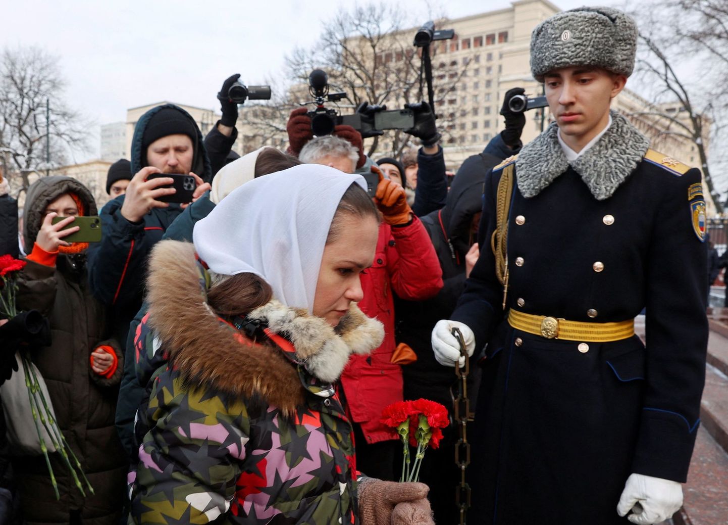 Maria Andrejeva asetamas lilli tundmatu sõduri hauale Moskvas selle aasta algupoole.