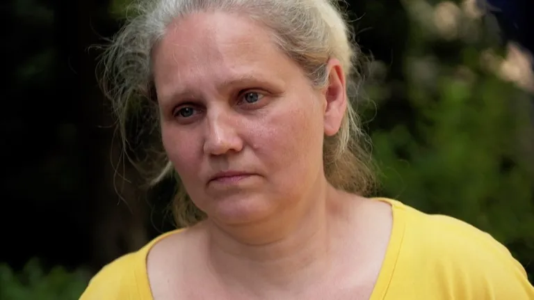 Елена не хочет бежать из Лисичанска и из дома, в котором прожила всю жизнь. Она надеется, что "все будет нормально"