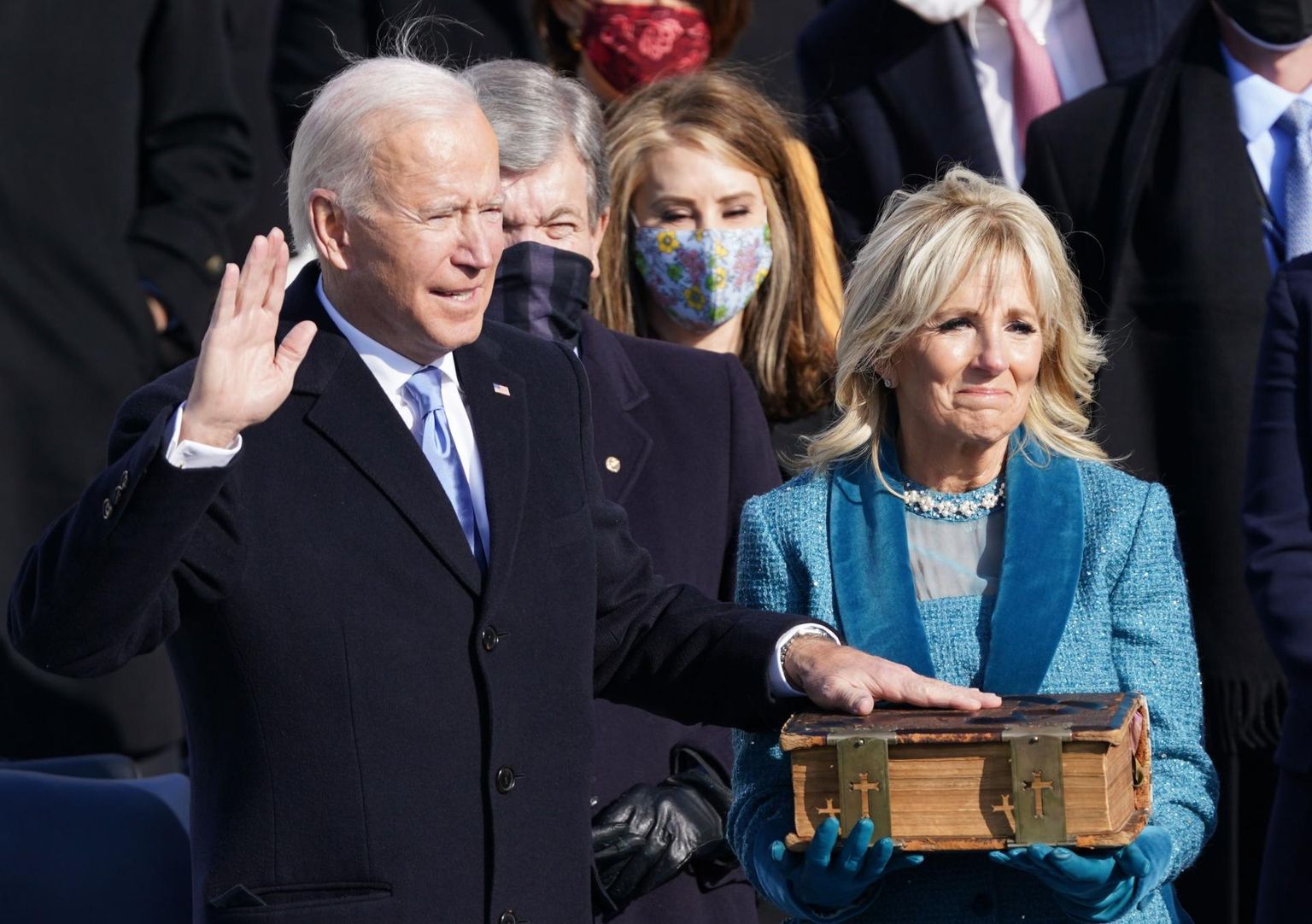 USA president Joe Biden andmas tõotust oma ametisse pühitsemise tseremoonial. Paremal tema abikaasa Jill Biden.