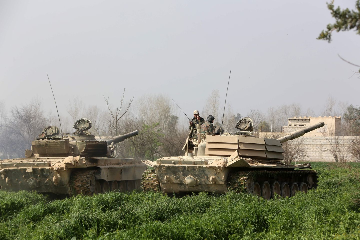 Süüria valitsusvägede tankid Ida-Ghoutas.