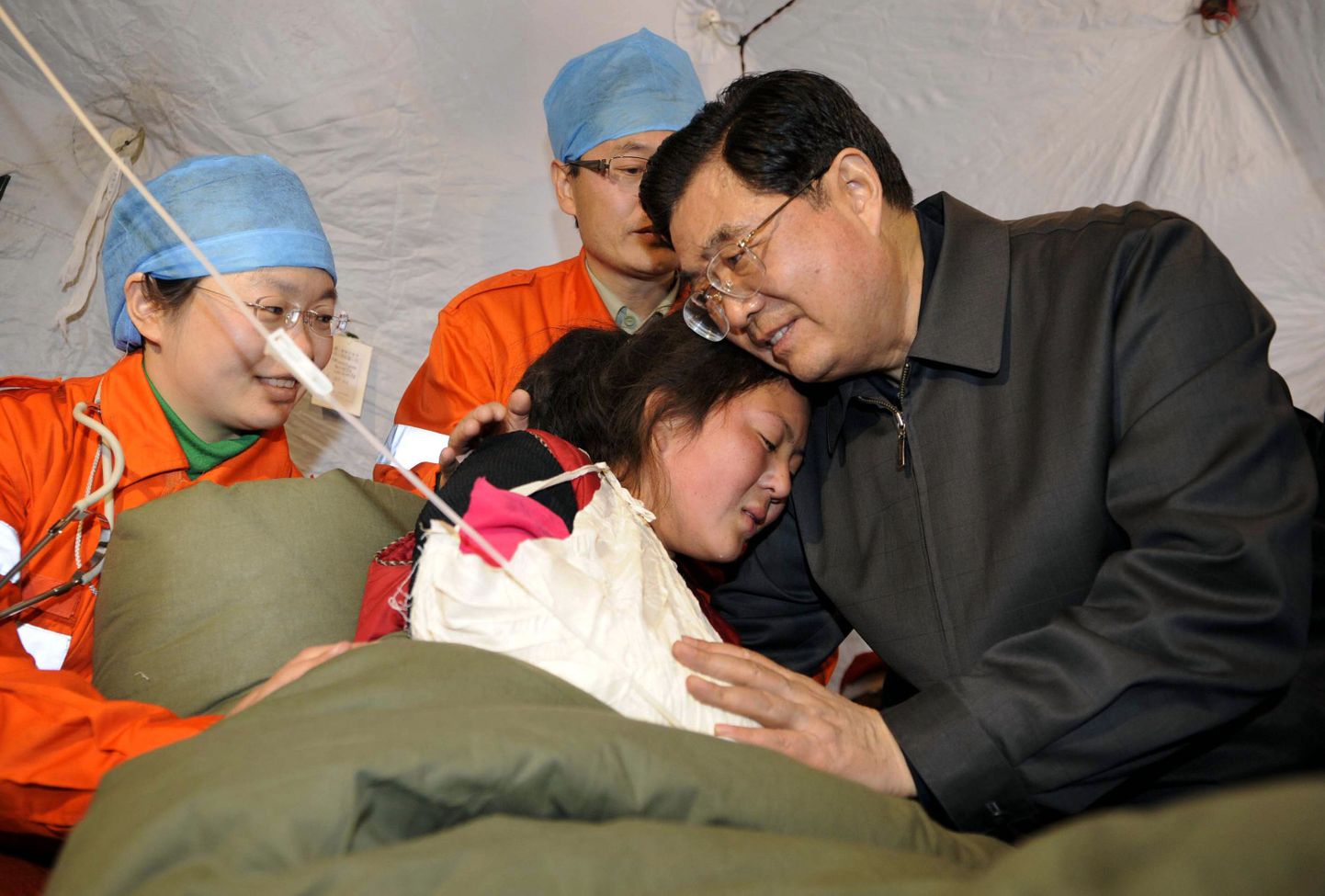 Hiina president Hu Jintao lohutab maavärinas viga saanud tüdrukut Jiegu linnas Yushu maakonnas.