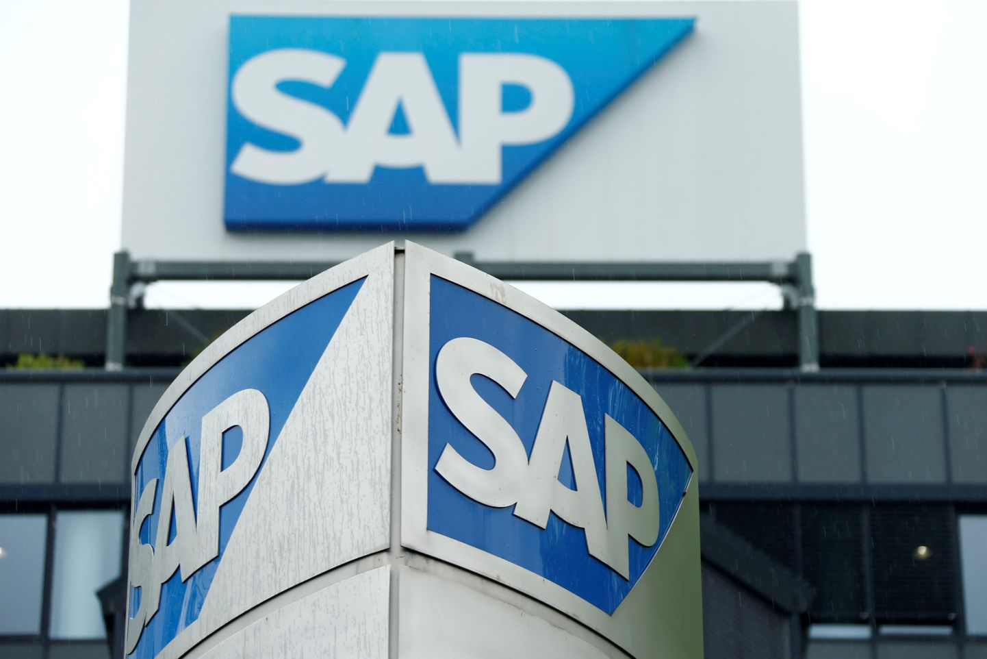 Saksamaa tarkvarakontserni SAPi logo peakontori juures.