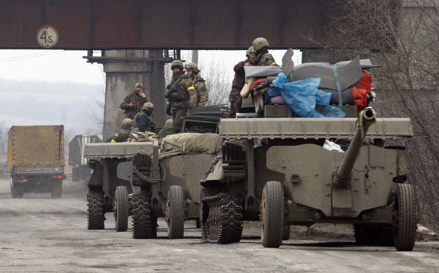 Ukraina sõjatehnika väljaviimine Donetski oblastis asuvast Artemivskist.