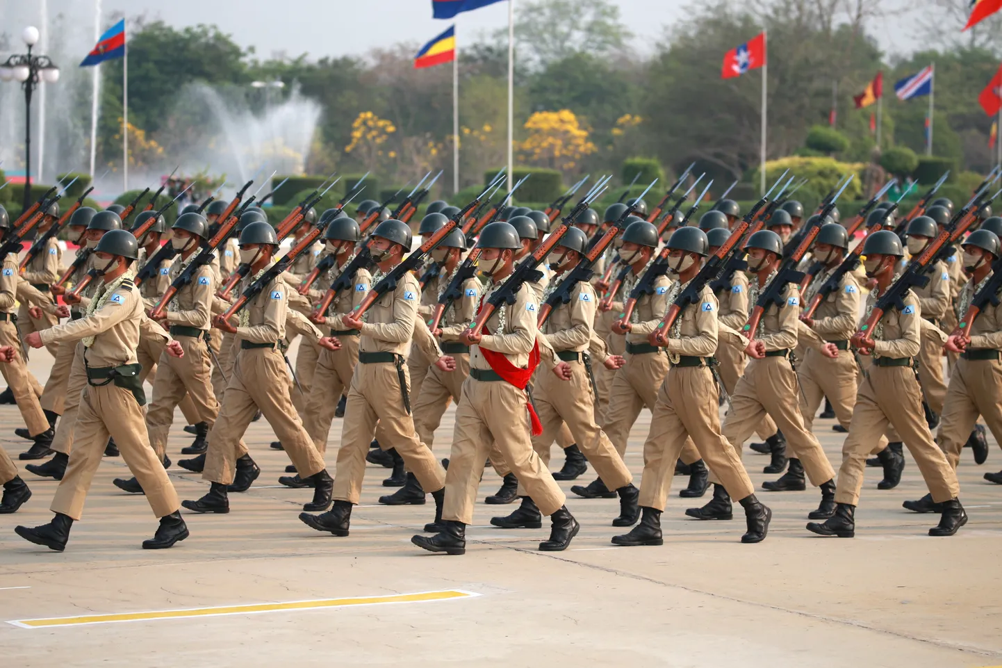 Myanmari hunta korraldatud sõjaväeparaad.