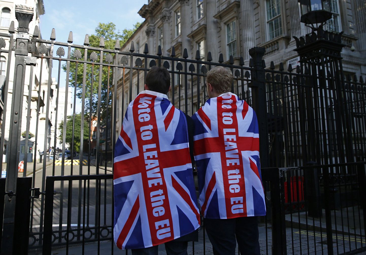 Suurbritannia Euroopa Liidust lahkumise pooldajad peaministri residentsi ees.