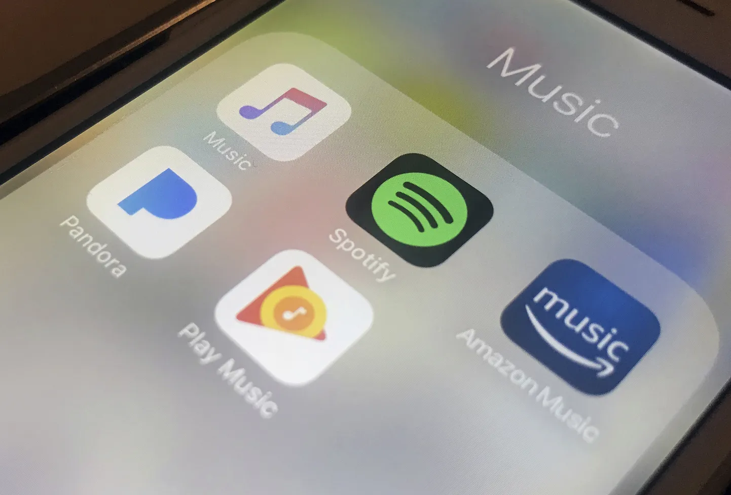 Voogedastusrakendused Apple, Spotify, Amazon, Pandora ja Google.