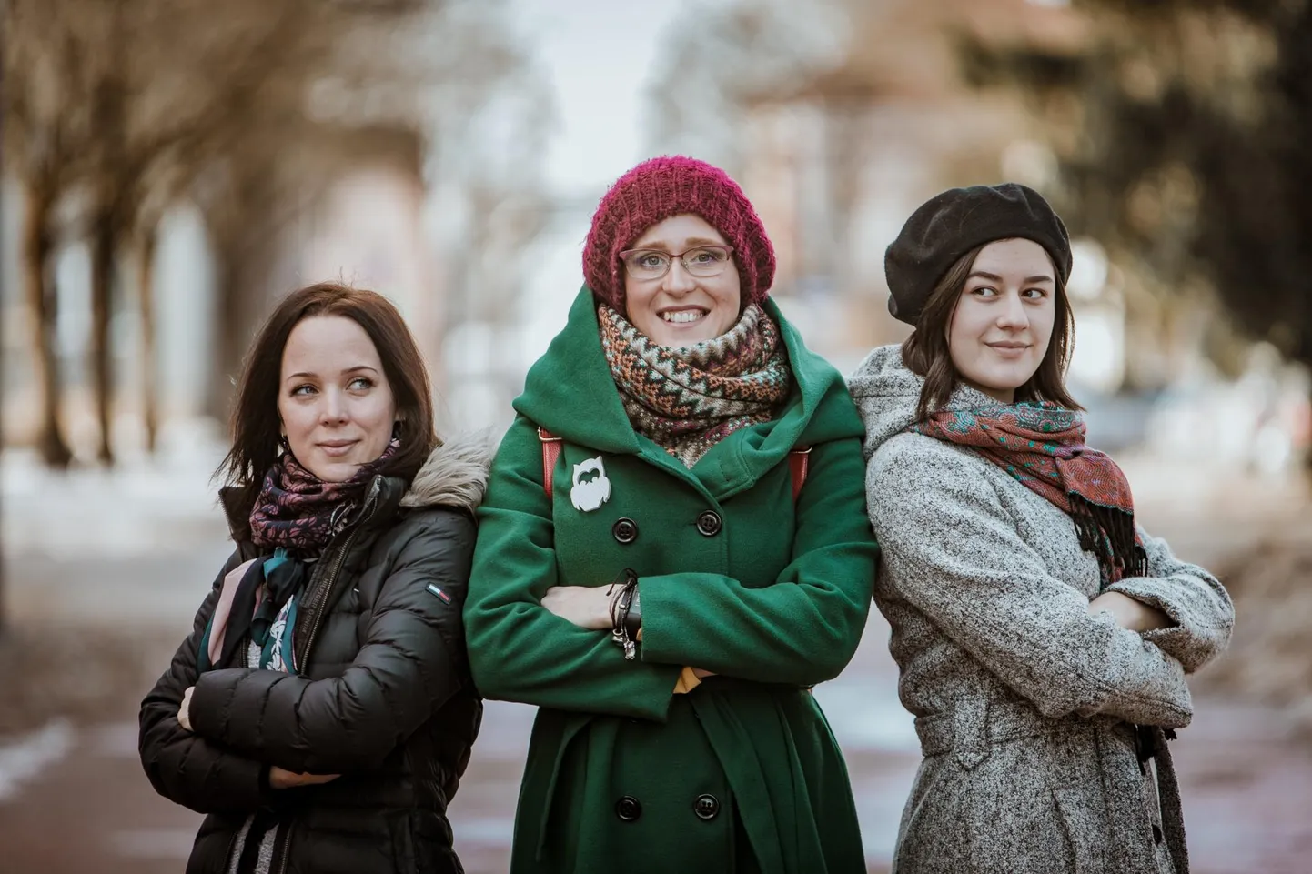 Anni Lüll (vasakul) ­aitab hoo­litseda selle eest, et Triin Mäger (keskel) ja Karoliine Aus jooksuraja valutult läbiksid.