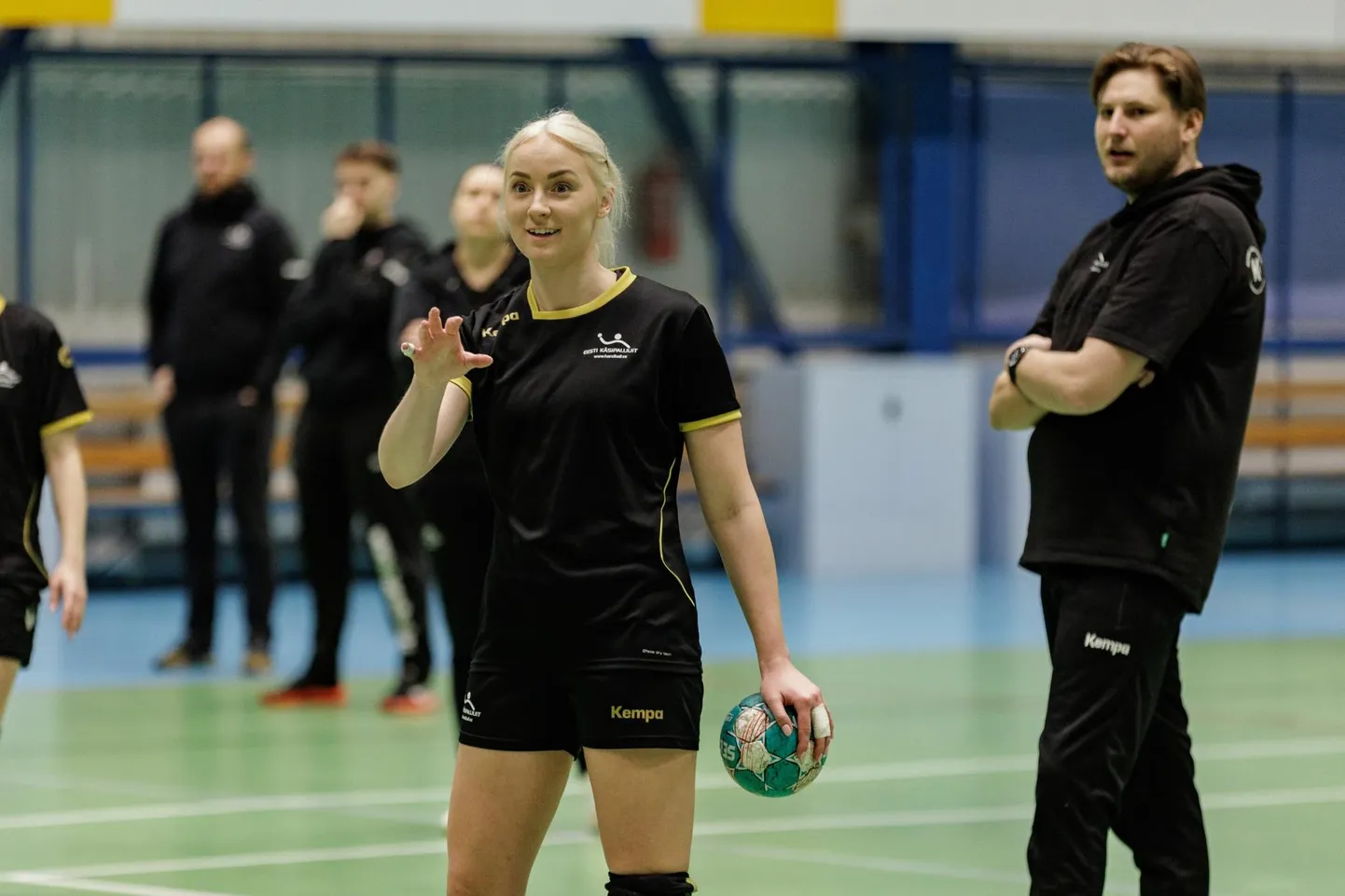 Naiste käsipallikoondise liidri Alina Molkova tegemisi jälgib peatreener Ergo Rohi.