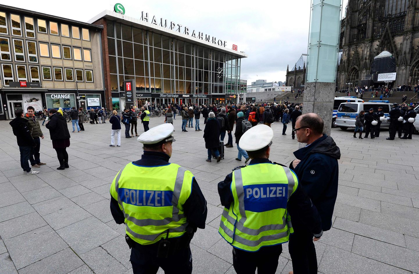 Politseinikud Kölni pearaudteejaama ja katedraali lähedal.