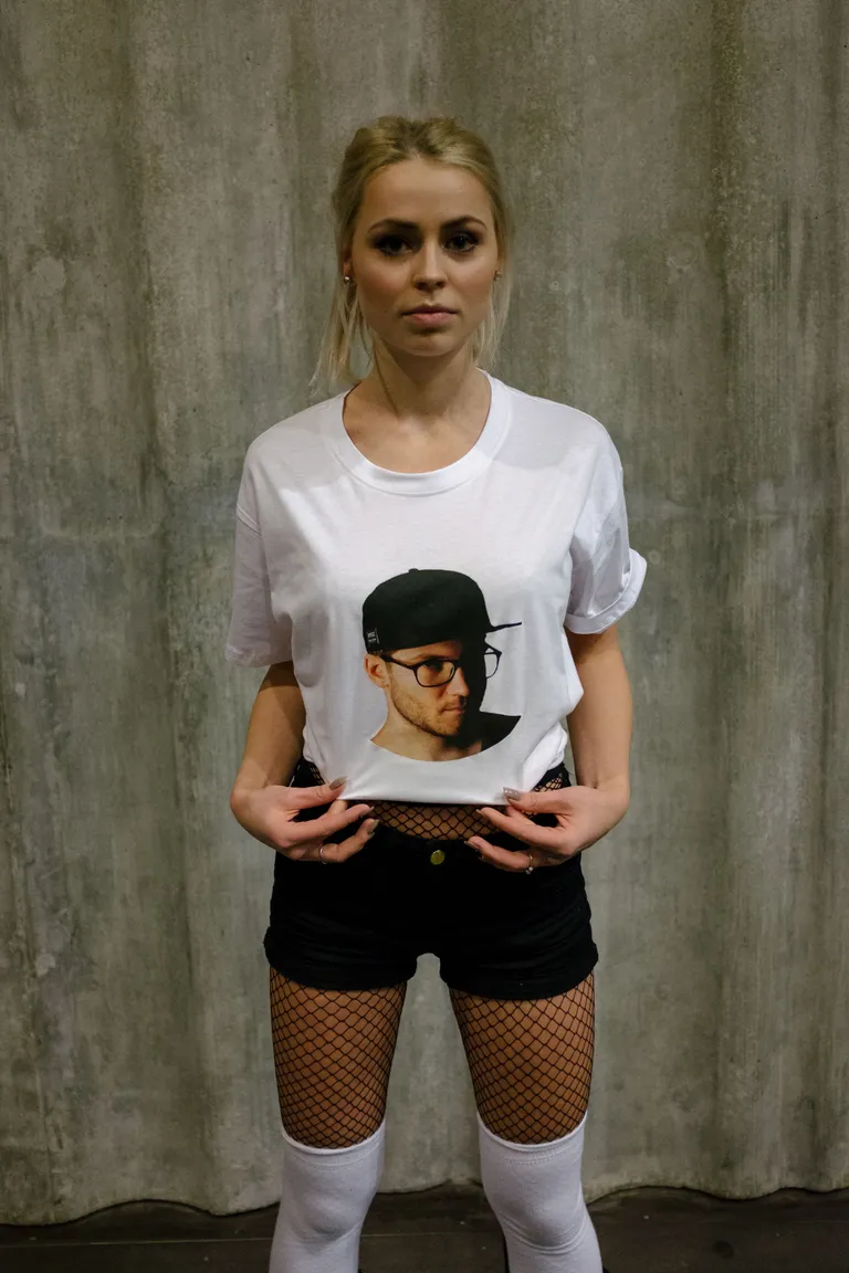 Modellisaate Kristiina-Liisa Rätto poseeris RUUMi peo plakatile