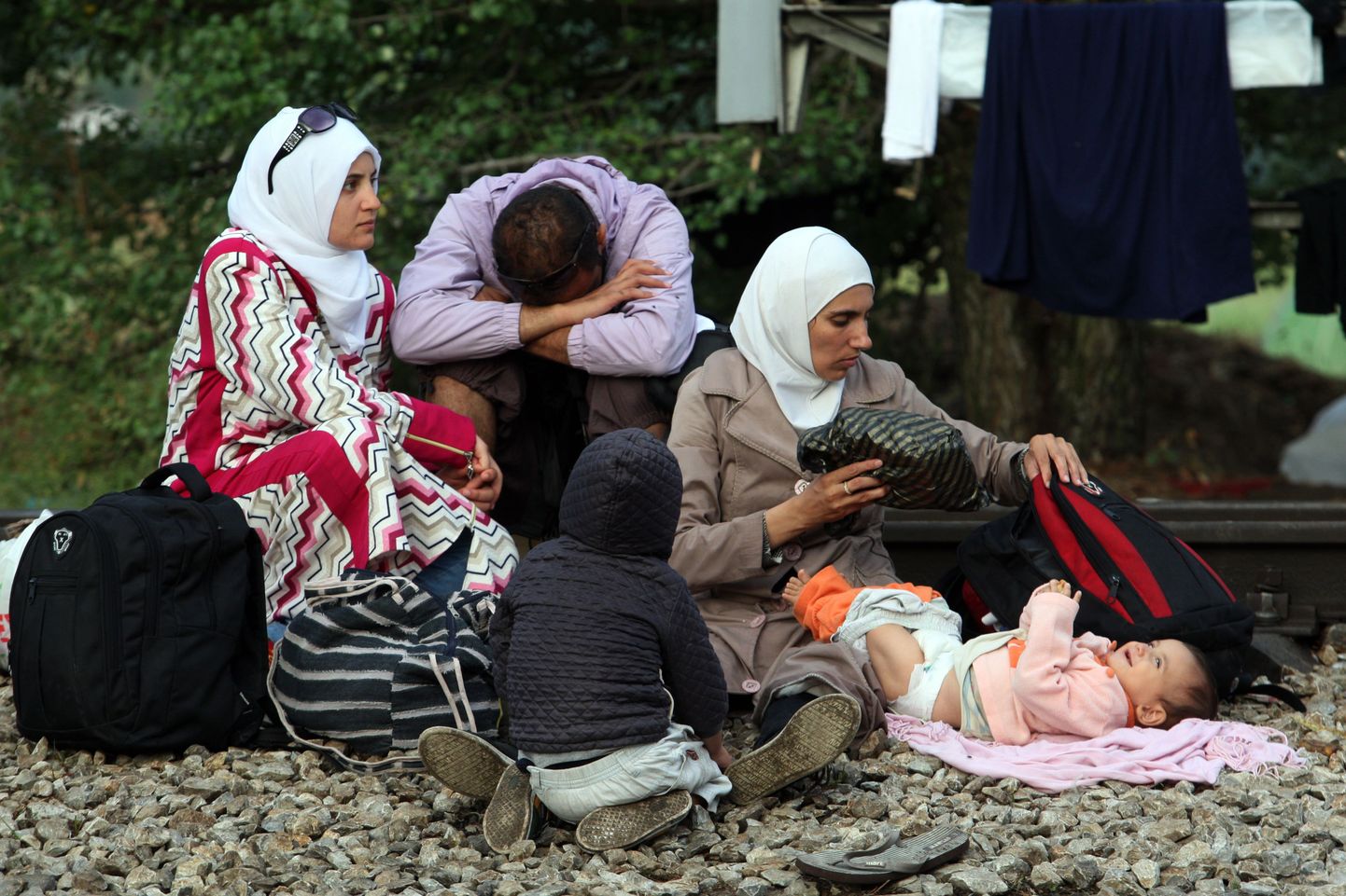 Süüria perekond Makedoonia-Kreeka piiril ootamas pääsu Euroopa Liidu territooriumile.