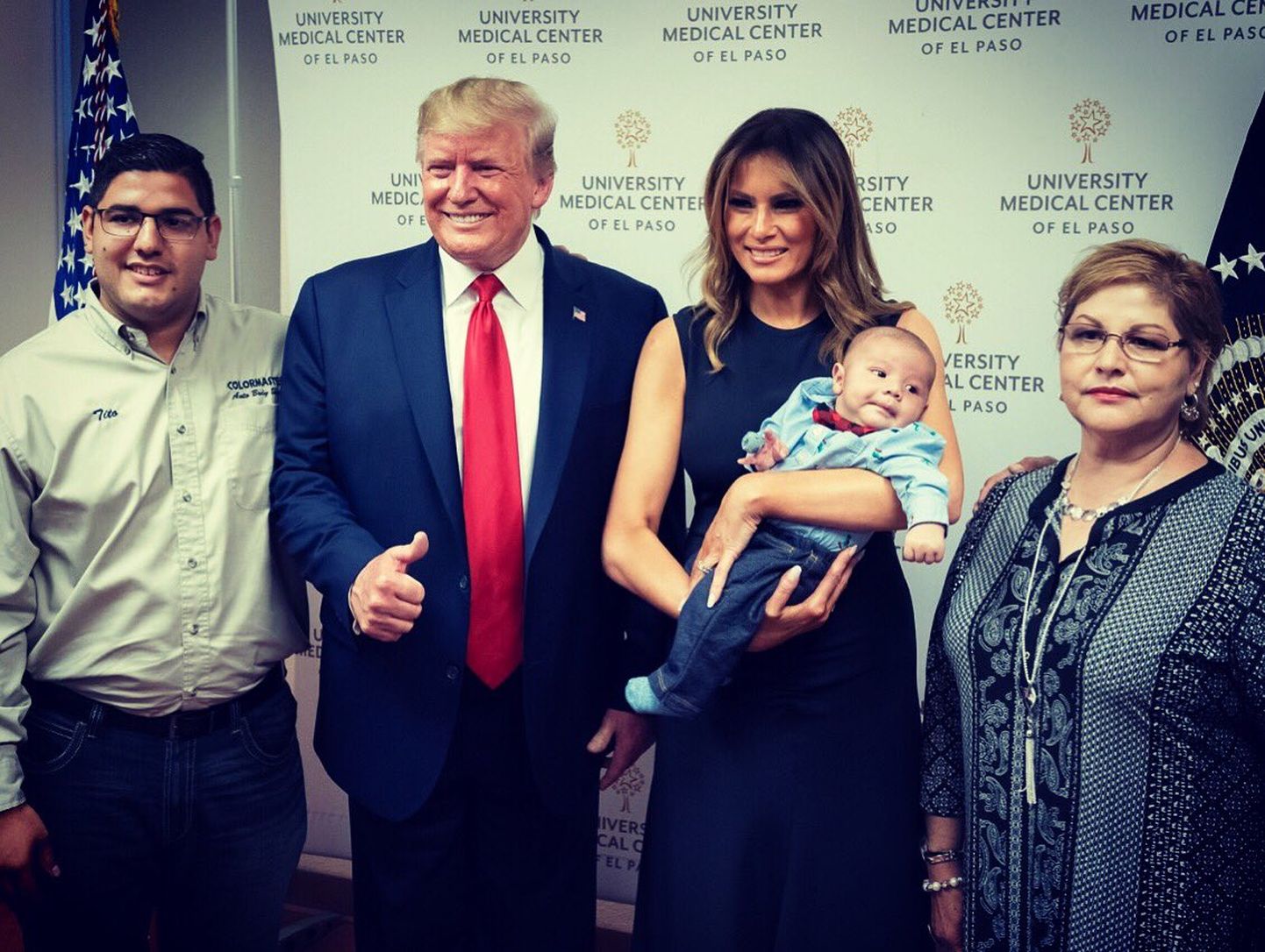 USA president Donald Trump ja esileedi Melania Trump paistsid rõõmsad, kui poseerisid koos massitulistamises orvuks jäänud lapsega.