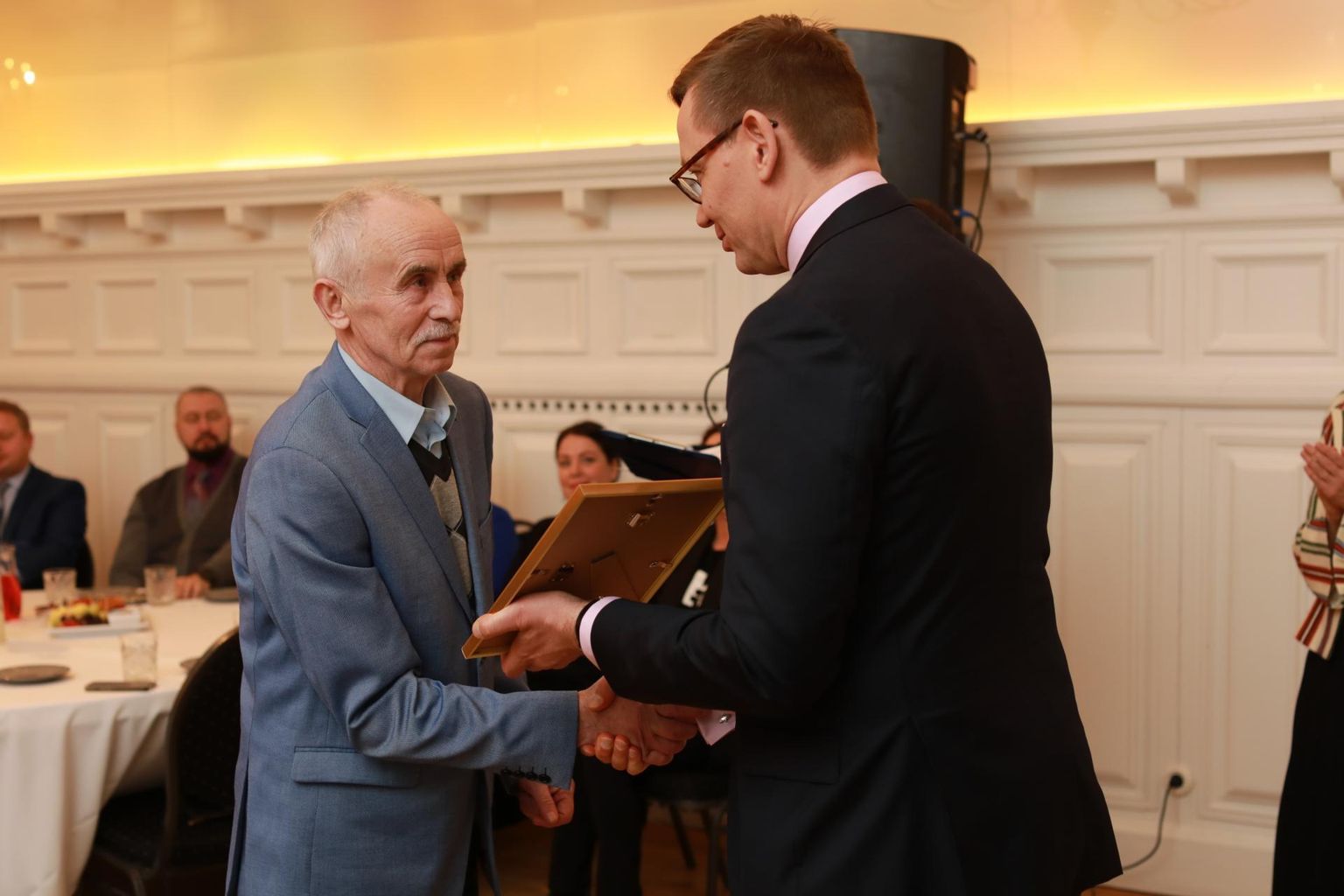 Tervise- ja tööminister Peep Petersonilt saab tunnustuse kätte Nikolai Järveoja.