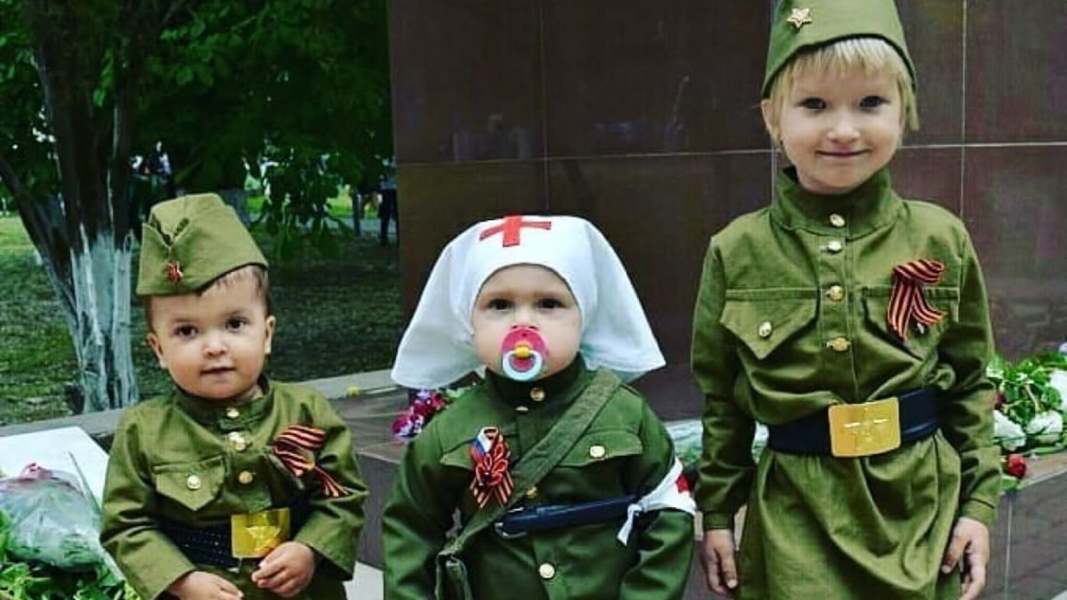 Väikesed vene lapsed tähistavad fašistide peksmist
