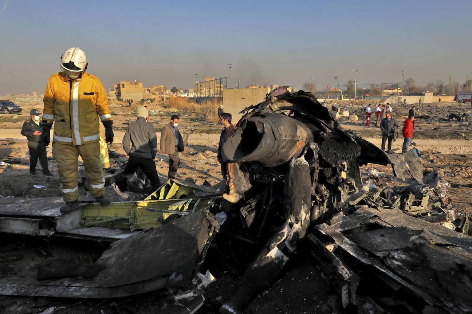Päästetöötajad Teherani lennuvälja lähistel Shahedshahris alla kukkunud Ukraina lennufirma Boeing 737 rususid läbi otsimas. 