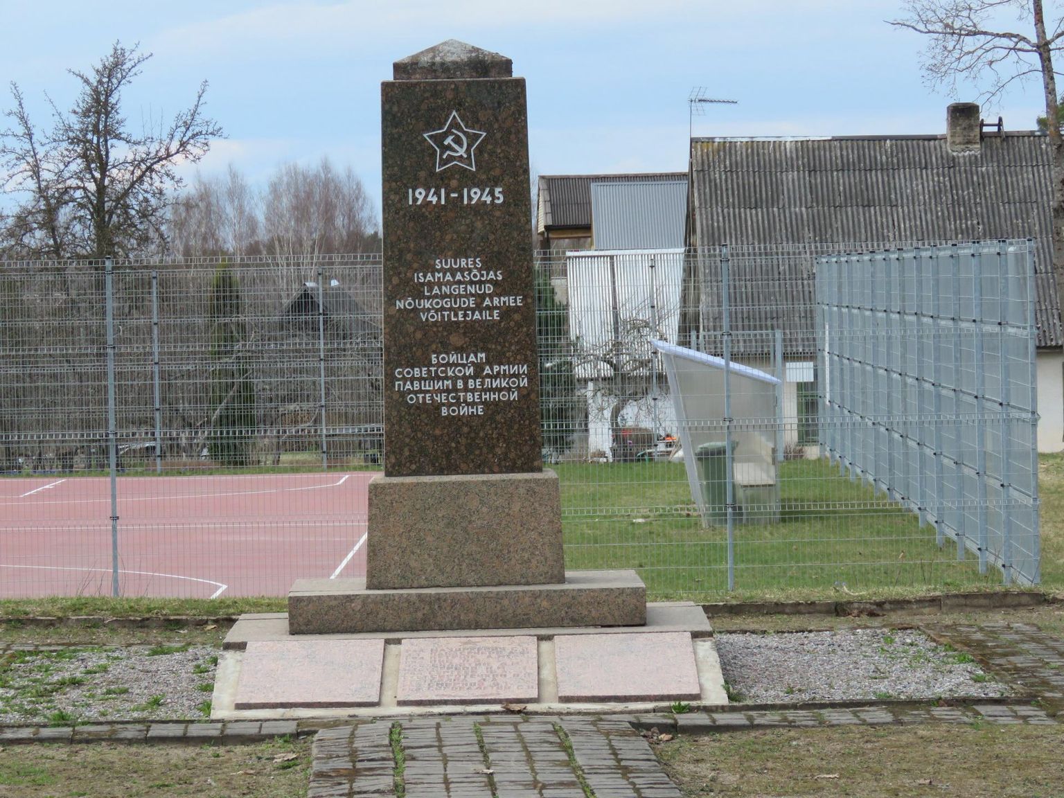 Punasõdurite mälestusmärk Otepää kesklinnas on tekitanud palju kõneainet.