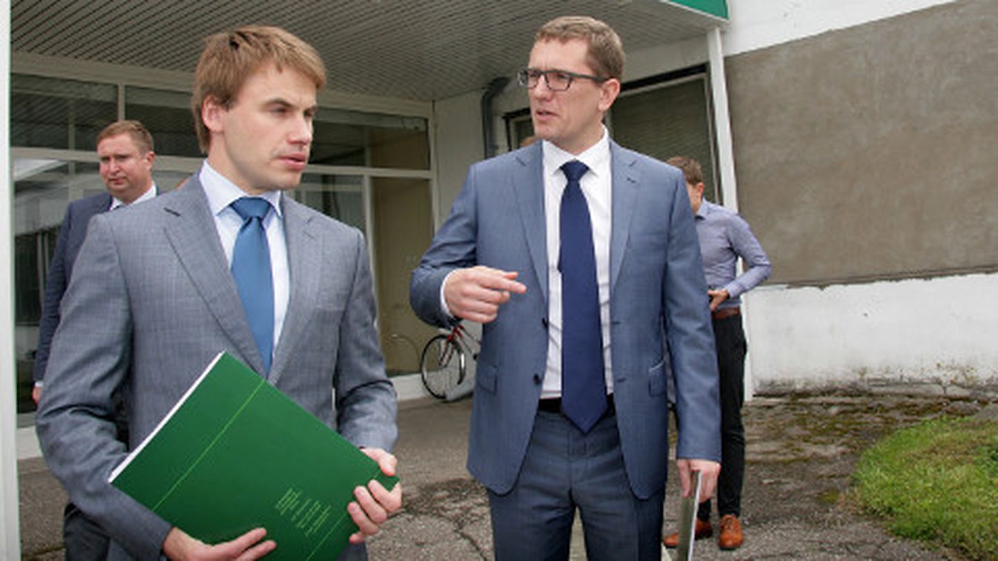 Ministrid Rannar Vassiljev ja Kristen Michal käisid eile väetisetehases Nitrofert, kes plaanib sügisel pikaajalise madalseisu tõttu maailmaturul  koondada kõik 426 töötajat.