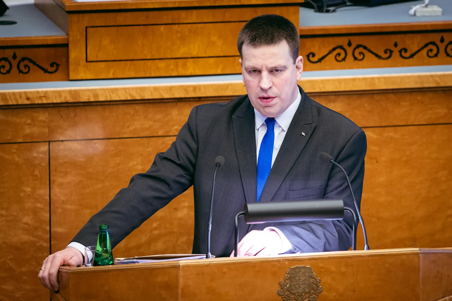 12.03.2020, Tallinn. Jüri Ratase koroonaviiruse teemaline poliitiline avaldus riigikogu istungi alguses. Pildil Siim Kallas ja Henn Põlluaas. FOTO: MADIS VELTMAN/POSTIMEES