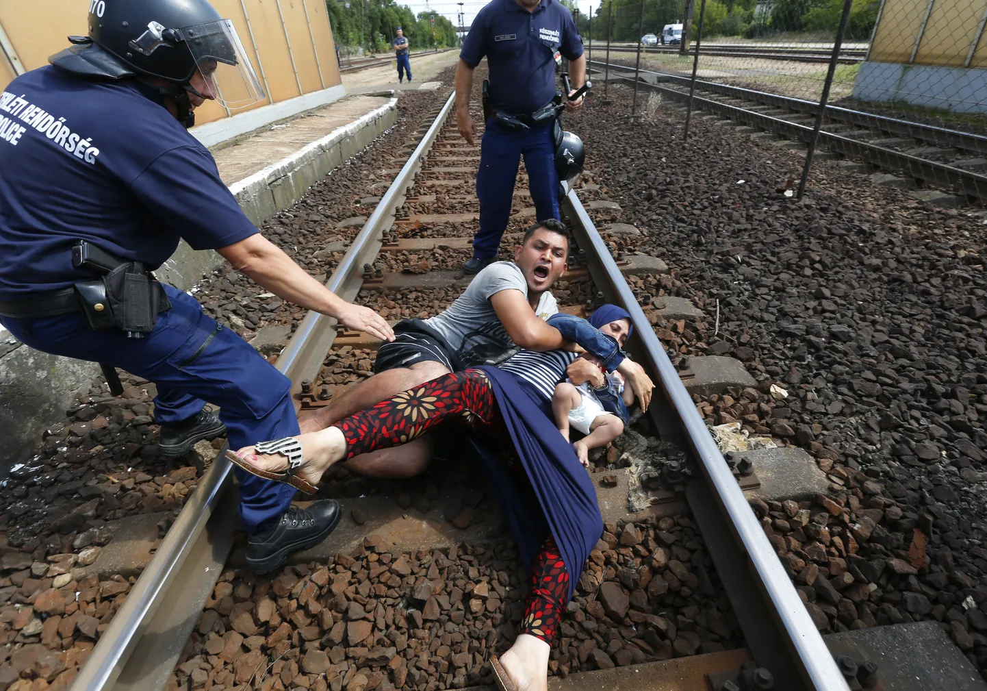 Ungari politsei eile Bicske linnas rongijaamast põgeneda tahtnud migrandiperekonna kõrval.