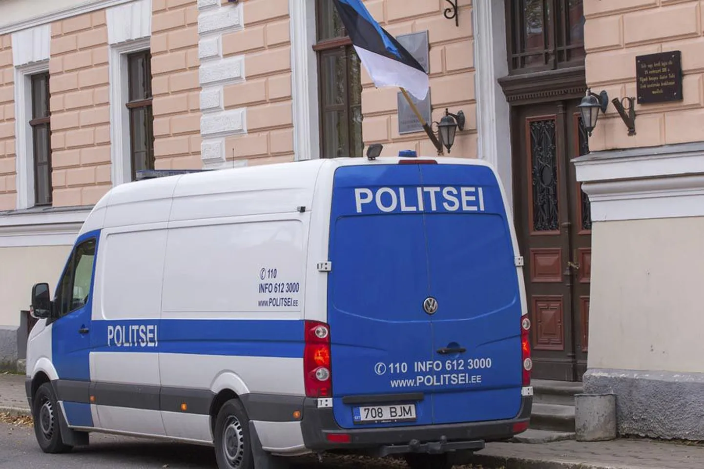 Viljandi kohtumaja kinniste uste taga mõistetakse õigust Juri Kolesnikovi süüasjas. Esimesed kaks istungit on kohtualuse tervisehädade pärast pooleli jäänud ja kiirabil on tulnud kohtusaalis teda turgutamas käia.