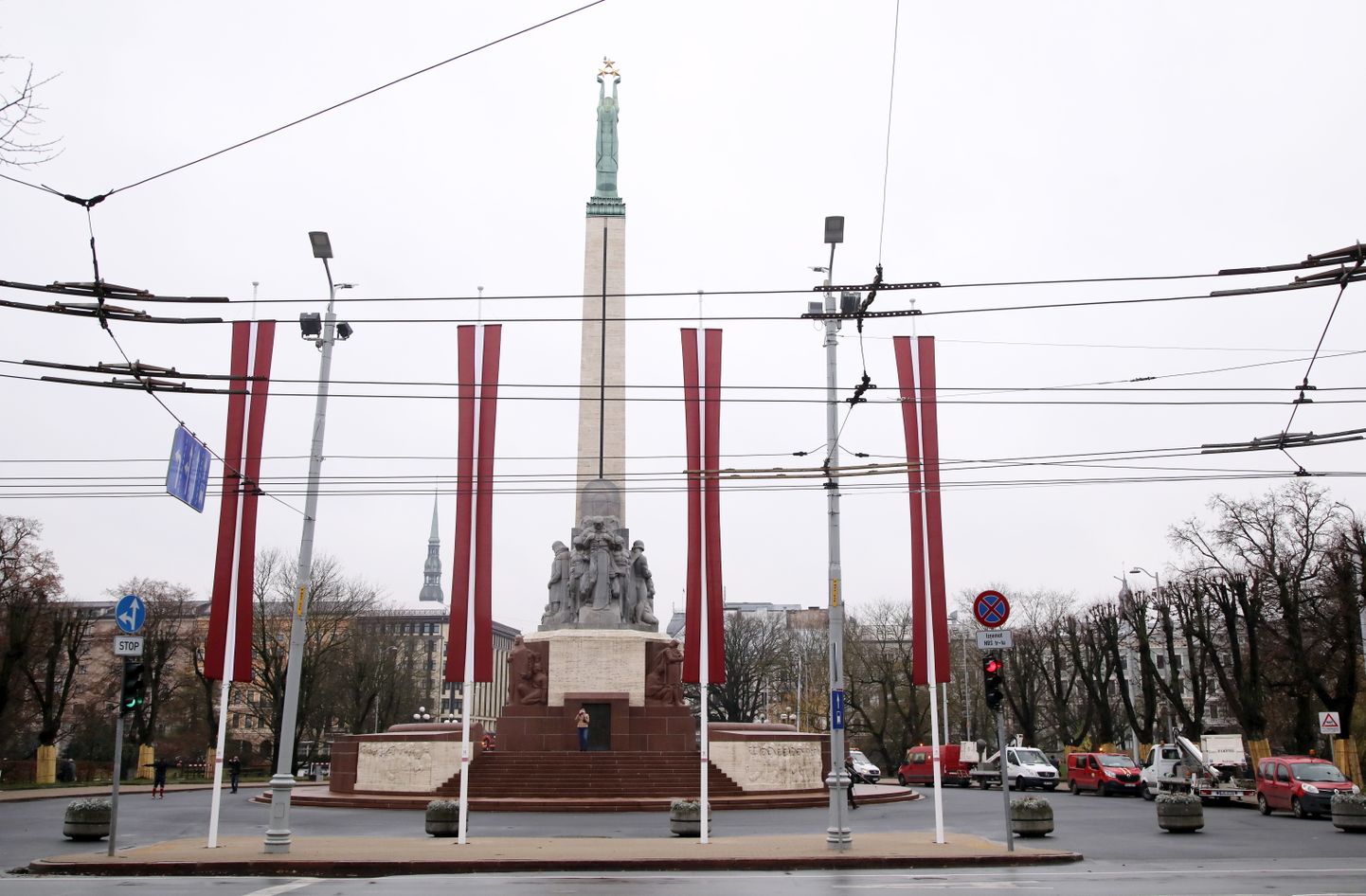 Флаги Латвии у памятника Свободы