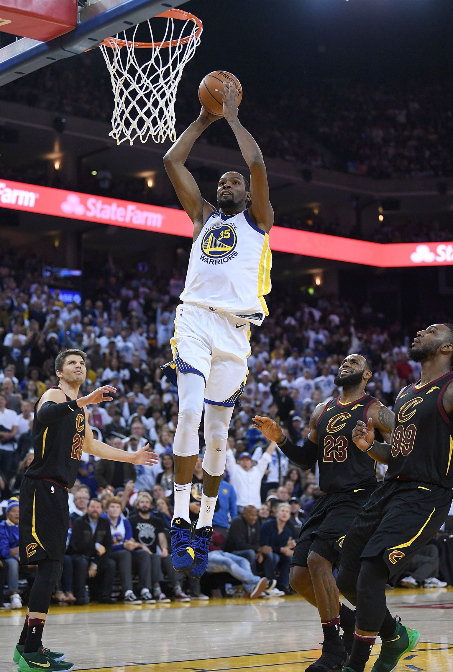 OAKLAND, CA - DECEMBER 25: Kevin Durant #35 of the Golden State Warriors goes up for a slam dunk against the Cleveland Cavaliers during an NBA basketball game at ORACLE Arena on December 25, 2017 in Oakland, California. NOTE TO USER: User expressly acknowledges and agrees that, by downloading and or using this photograph, User is consenting to the terms and conditions of the Getty Images License Agreement.   Thearon W. Henderson/Getty Images/AFP
== FOR NEWSPAPERS, INTERNET, TELCOS & TELEVISION USE ONLY ==
