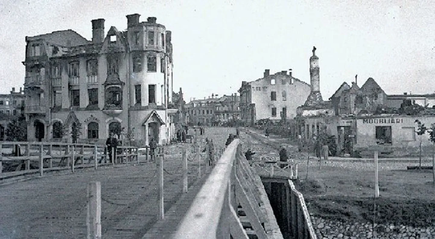 Holmi tänav puitsillaga, vasakul Kudrjavtsevi ärihoone-hotell, tänavasihi keskel praegune linnamuuseum, 1941.