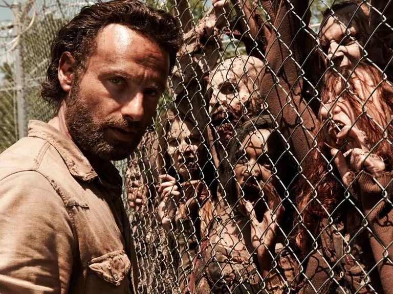 Kaader seriaalist «Elavad surnud». Pildil Andrew Lincoln ja zombid