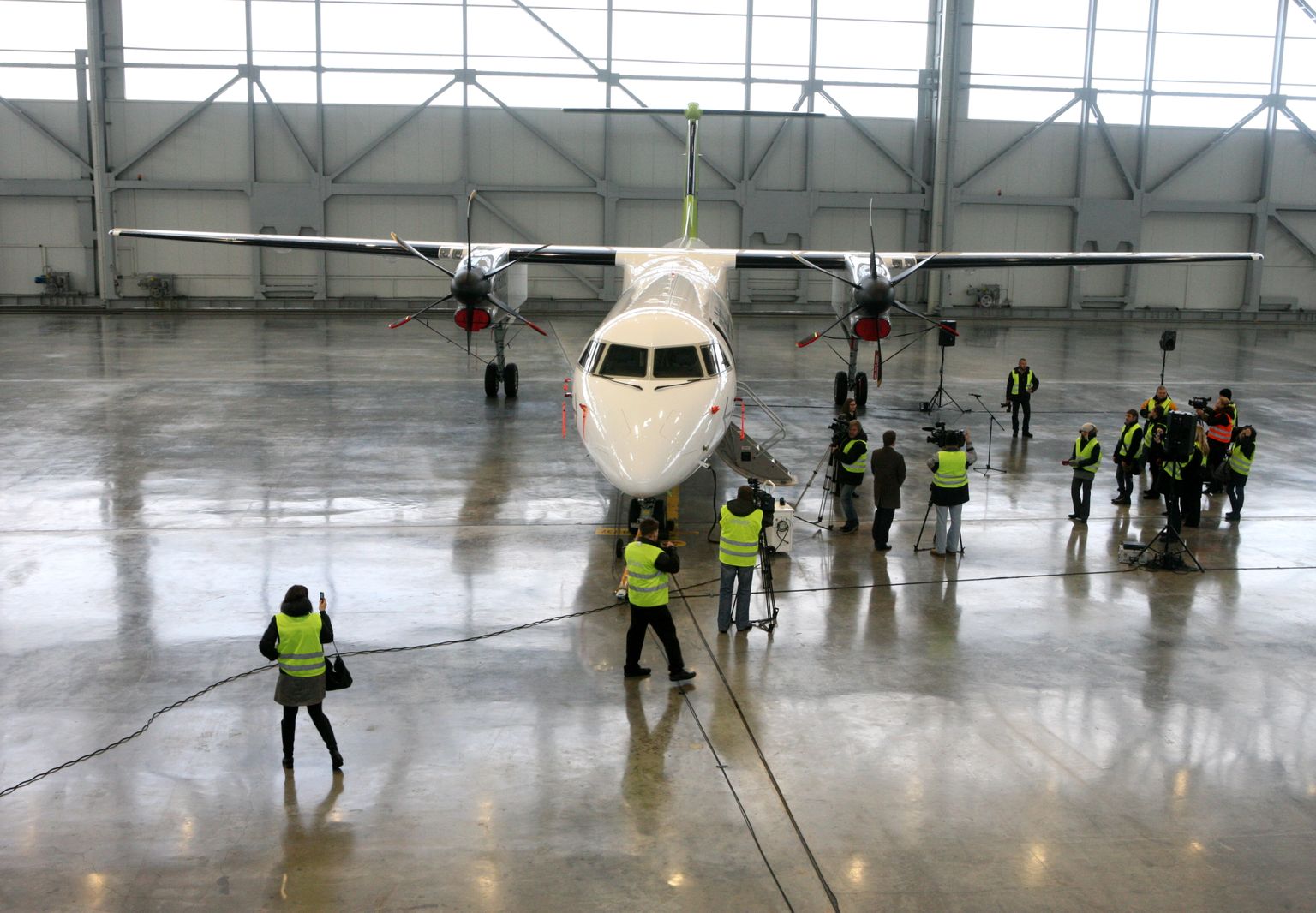 Latvijas nacionālās aviokompānijas "airBaltic" rīkotais pasākums, kurā iepazīstina ar jauno "Bombardier Q400 NextGen" lidmašīnu. 2010.gads.