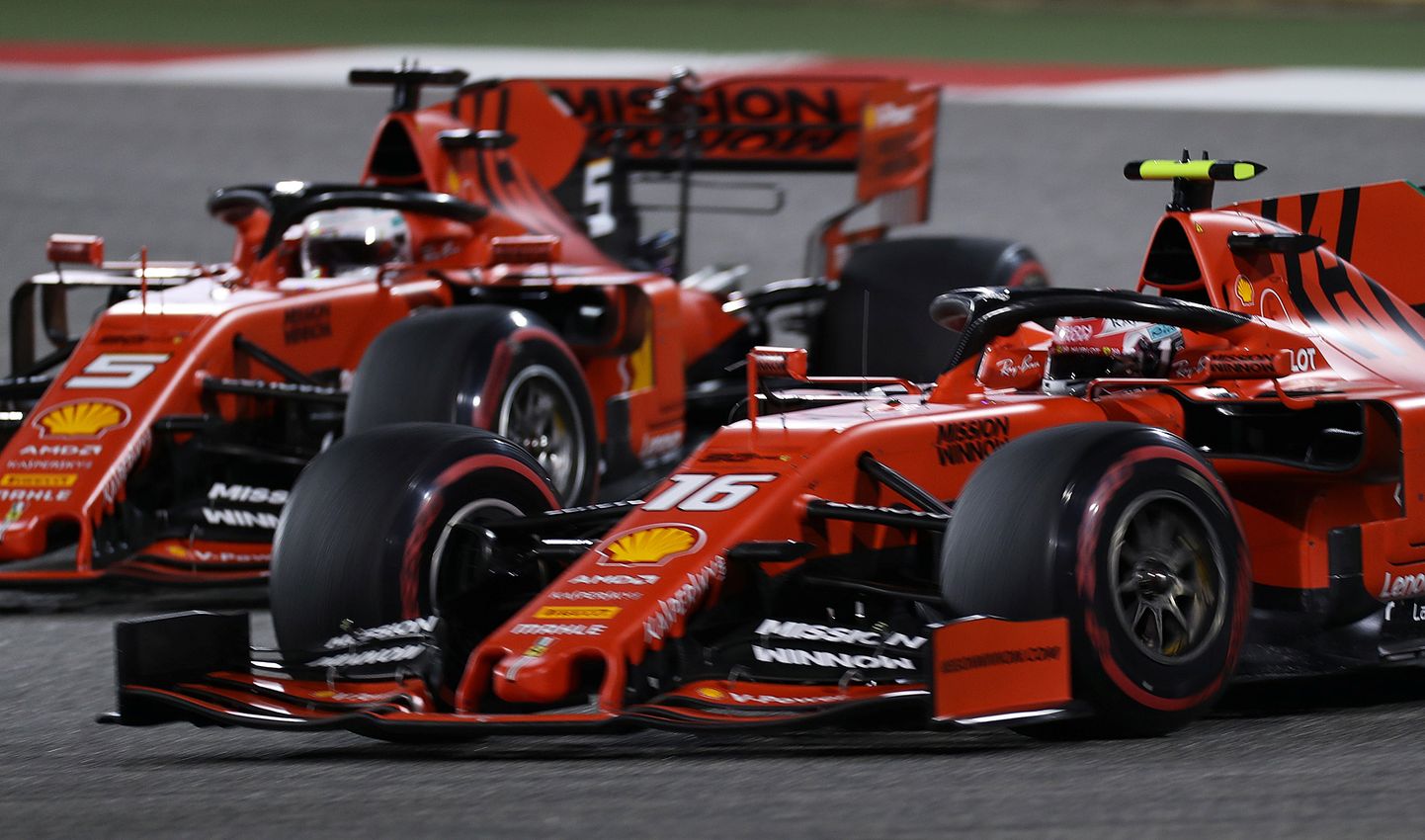 Ferrari sõitjad Charles Leclerc (number 16) ja Sebastian Vettel Bahreini vormel 1 etapil.