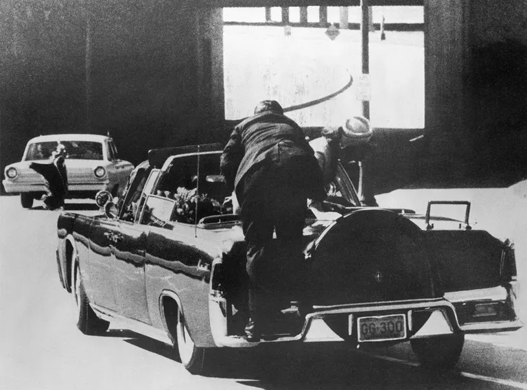 Стоун искусно вмонтировал кадры хроники в художественный фильм об убийстве Кеннеди