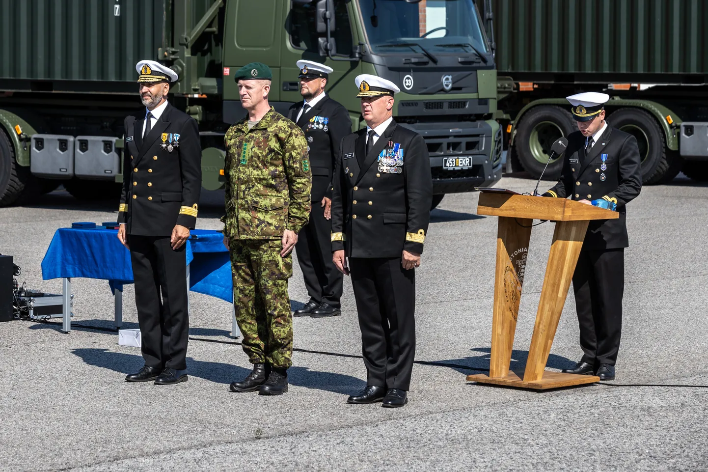 Mereväe uus ülem kommodoor Ivo Värk, kaitseväe juhataja kohalt lahkuv kindral Martin Herem ja mereväe endine ülem kommodoor Jüri Saska reedel Tallinnas Miinisadamas mereväe ülema vehtuse tseremoonial.