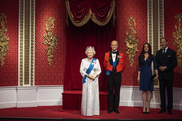 Prints Harry ja Meghan Markl'i vahakujud eemaldati kuningliku pere teiste vahakujude kõrvalt