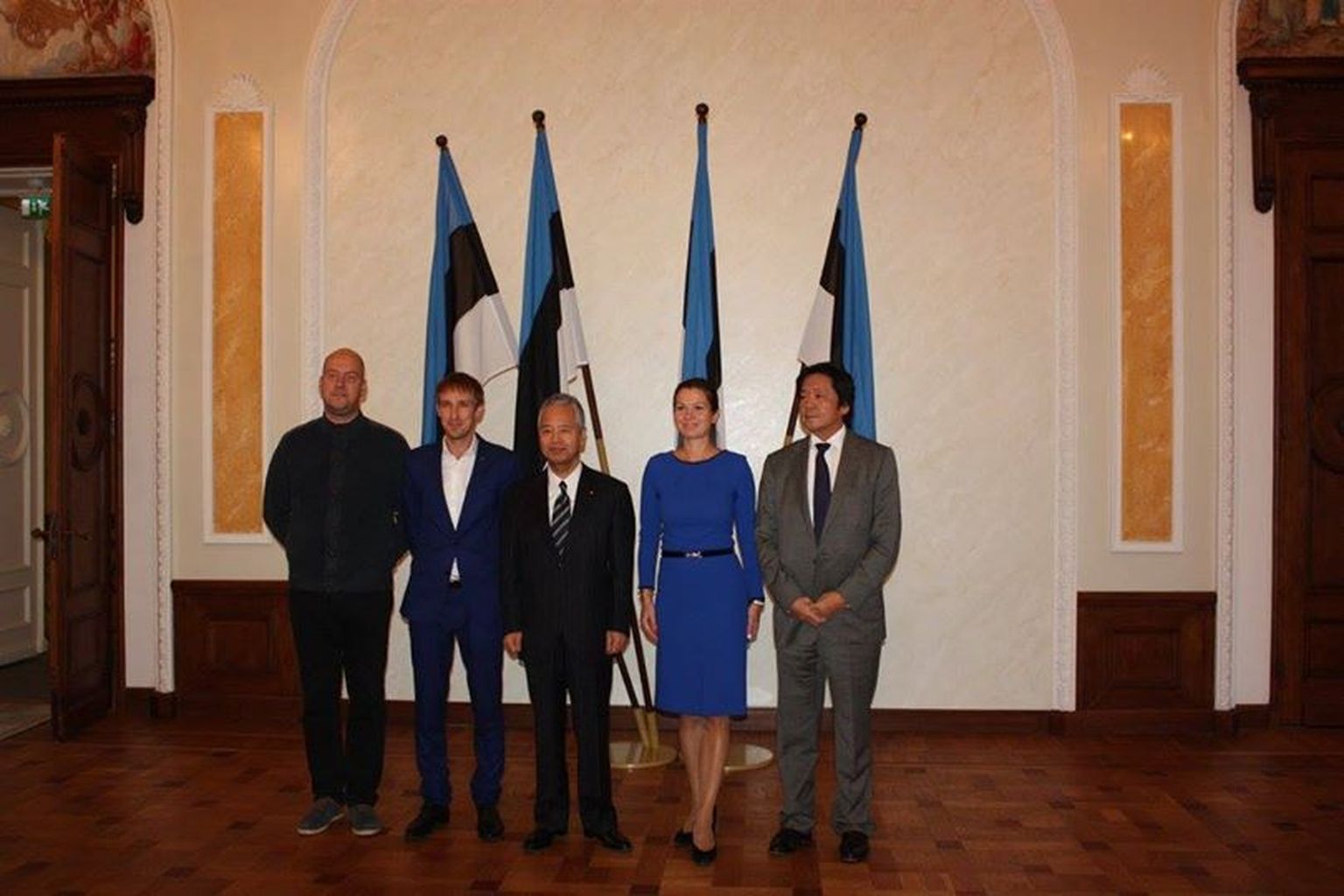 Eesti-Jaapani parlamendirühma esimees Anne Sulling, liikmed Artur Talvik, Lauri Luik ja Jaapani riigiminister Akira Amari.