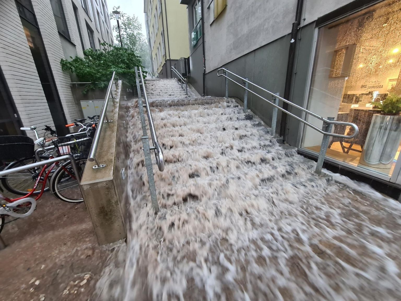 Uputus Tartu kesklinnas. Et linna infrastruktuuri ilmastikule vastupidavalt planeerida, on vaja teada, kui palju sajab. 